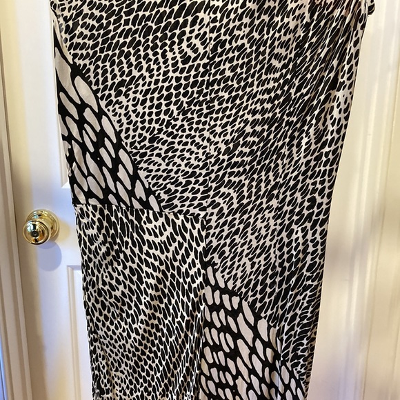 Black/white/red body con dress. Size 6.  Zip side. Gathered and draped at bottom - Picture 7 of 7